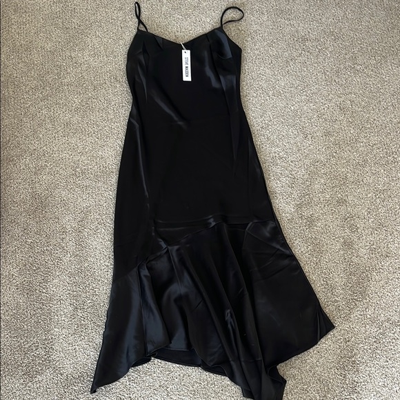 Elegant Black Satin Dress - Picture 1 of 5